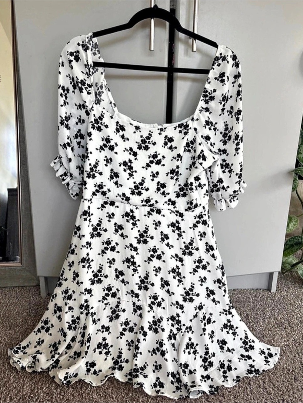 Trixxi Floral Mini Dress in White & Black Size Large Like New